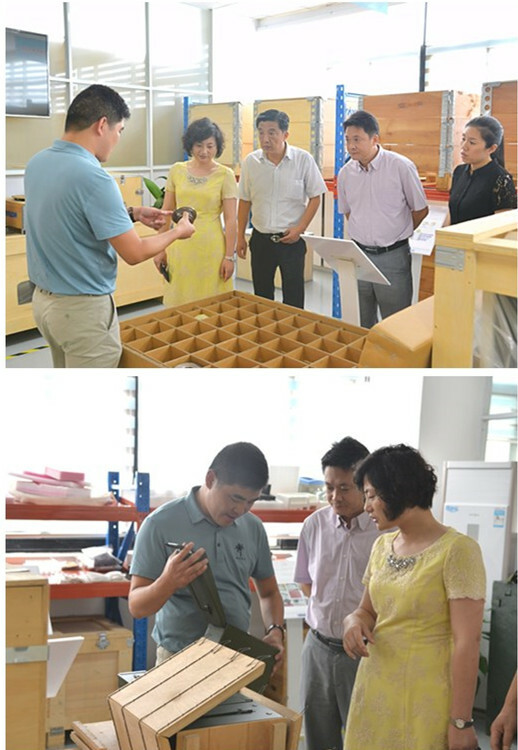 王天佑董事長向區(qū)領導展示公司的專利產(chǎn)品